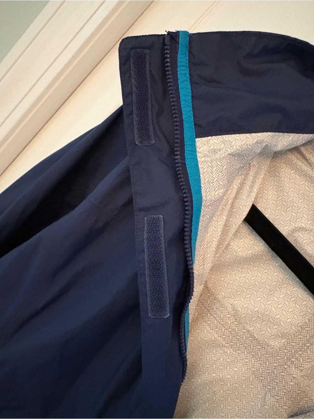 Marmot Women’s Medium Navy Blue Hooded Rain Jacket Shell Waterproof Medium - Picture 4 of 10